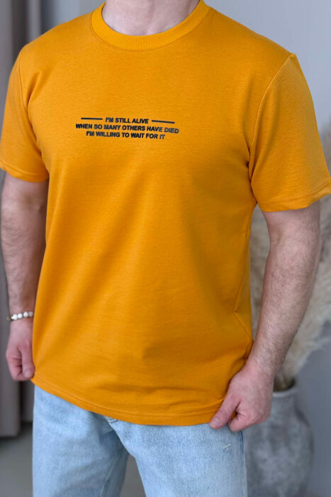 T-SHIRT ME SHKRIME PËR MESHKUJ NË NGJYRËN MUSTARDË - 3