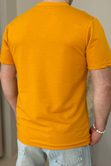 T-SHIRT ME SHKRIME PËR MESHKUJ NË NGJYRËN MUSTARDË - 4