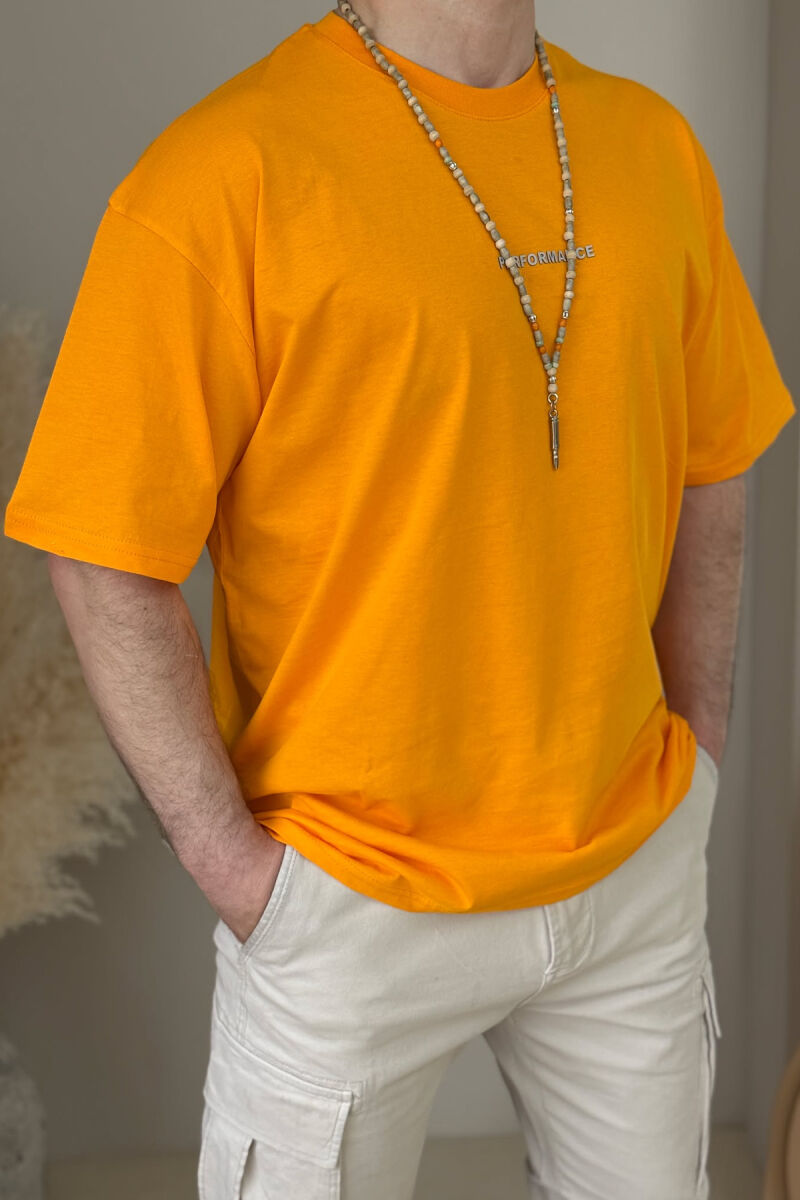 T-SHIRT I THJESHTË ME SHKRIME PËR MESHKUJ NË NGJYRËN MUSTARDË - 1