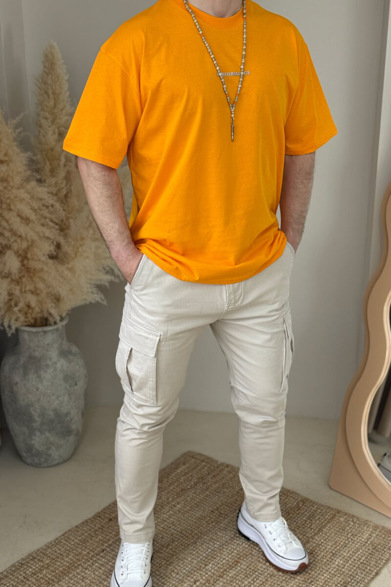 T-SHIRT I THJESHTË ME SHKRIME PËR MESHKUJ NË NGJYRËN MUSTARDË - 2