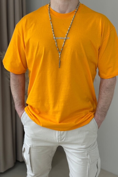 T-SHIRT I THJESHTË ME SHKRIME PËR MESHKUJ NË NGJYRËN MUSTARDË - 3