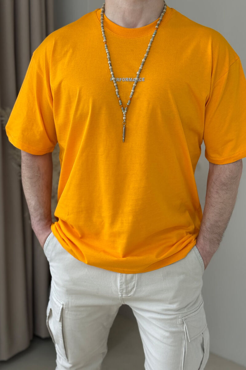 T-SHIRT I THJESHTË ME SHKRIME PËR MESHKUJ NË NGJYRËN MUSTARDË - 3