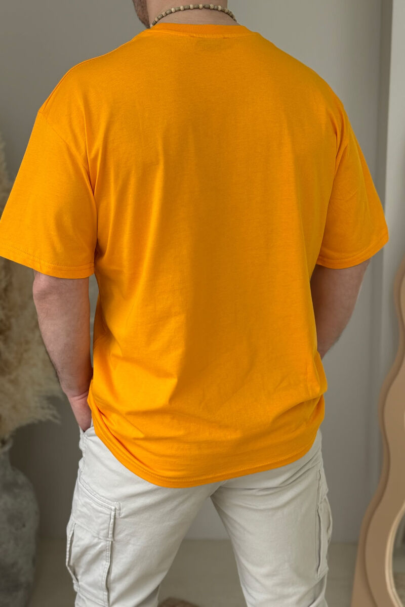 T-SHIRT I THJESHTË ME SHKRIME PËR MESHKUJ NË NGJYRËN MUSTARDË - 4