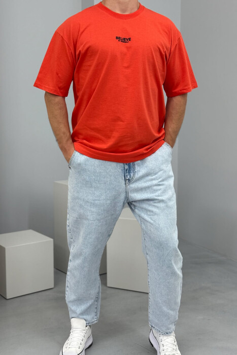 T-SHIRT ME SHKRIME PËR MESHKUJ NË NGJYRËN PORTOKALLI - 1