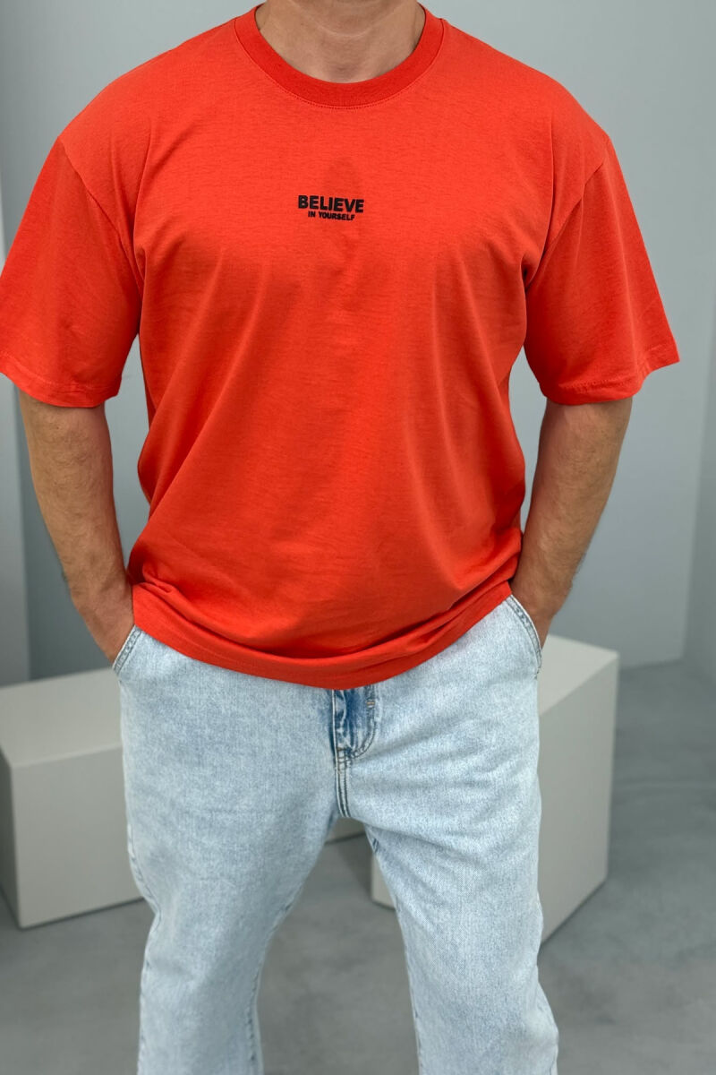 T-SHIRT ME SHKRIME PËR MESHKUJ NË NGJYRËN PORTOKALLI - 2