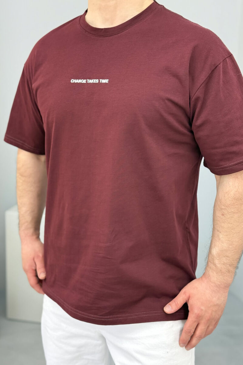 T-SHIRT ME SHKRIME PËR MESHKUJ NË NGJYRËN VISHNJË - 1