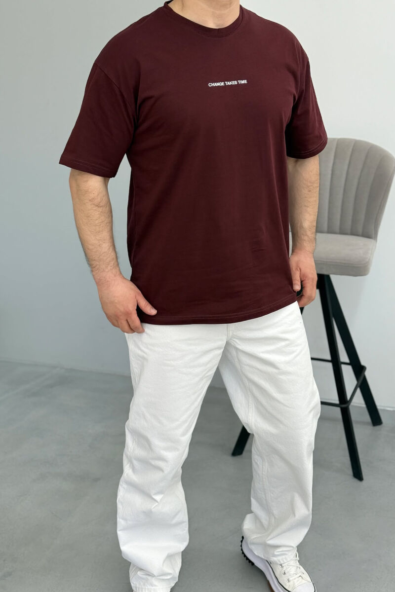 T-SHIRT ME SHKRIME PËR MESHKUJ NË NGJYRËN VISHNJË - 2