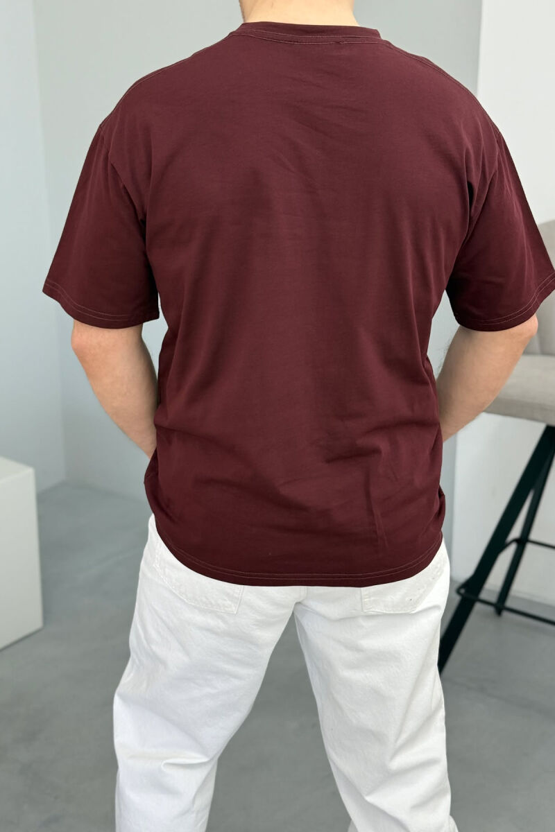 T-SHIRT ME SHKRIME PËR MESHKUJ NË NGJYRËN VISHNJË - 3