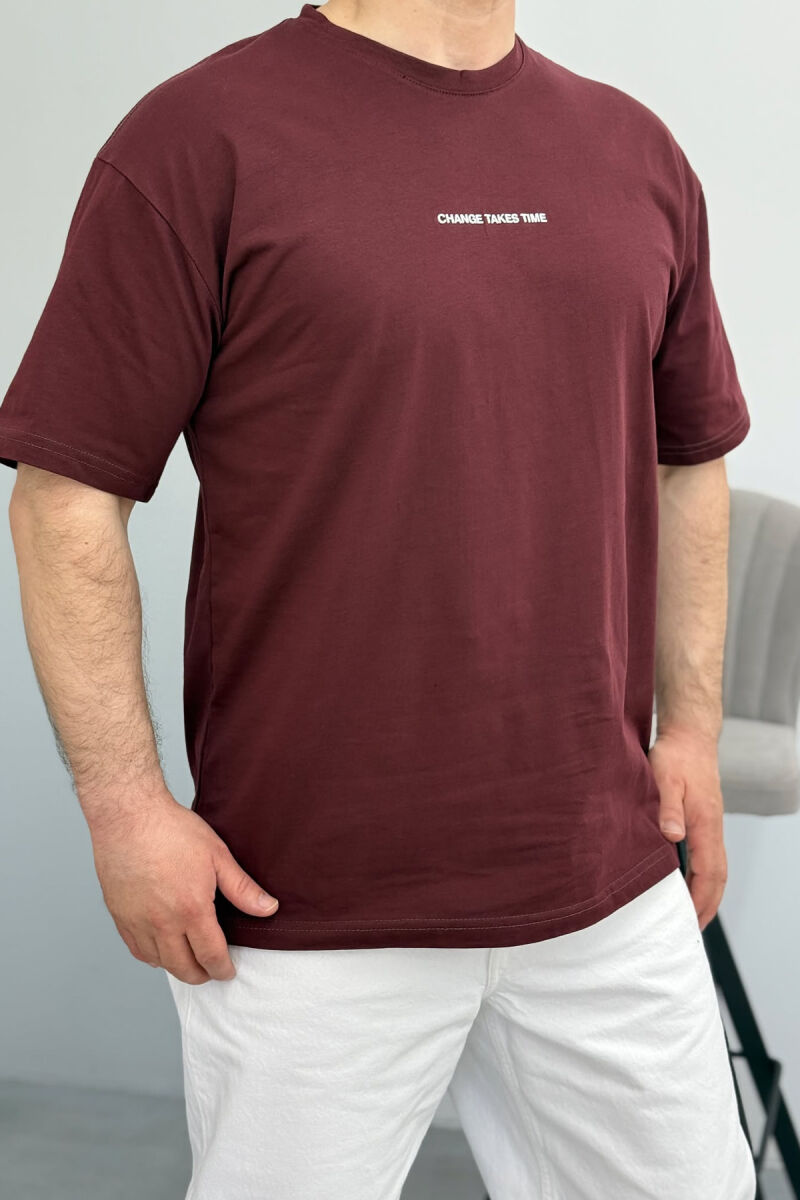 T-SHIRT ME SHKRIME PËR MESHKUJ NË NGJYRËN VISHNJË - 4