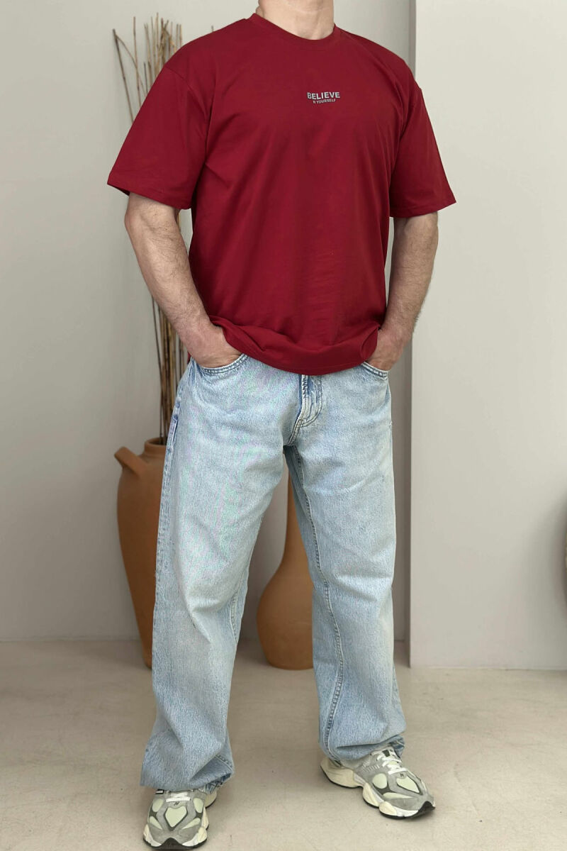 T-SHIRT ME SHKRIME PËR MESHKUJ NË NGJYRËN VISHNJË - 1