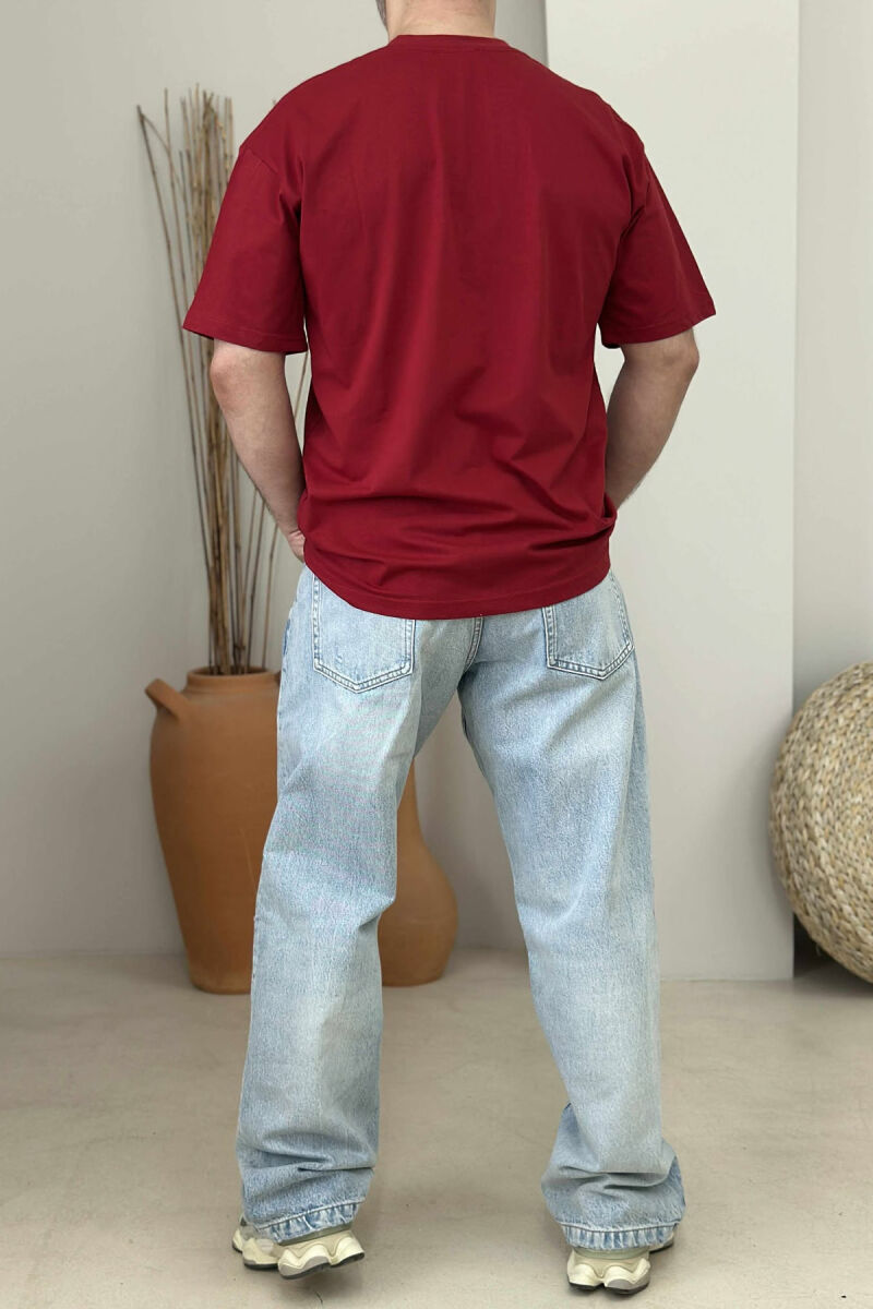 T-SHIRT ME SHKRIME PËR MESHKUJ NË NGJYRËN VISHNJË - 2