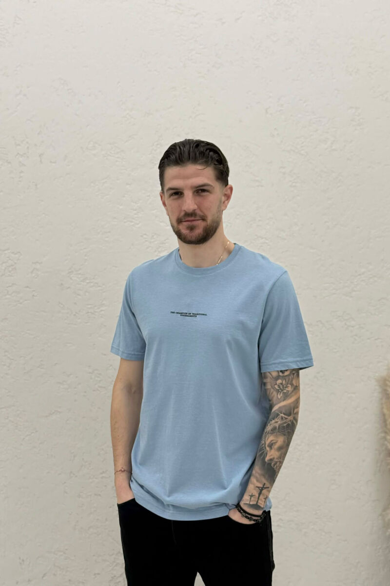T-SHIRT ME SHKRIME TE VOGLA PER MESHKUJ NE NGJYRE BLU TE ZBARDHUR - 1