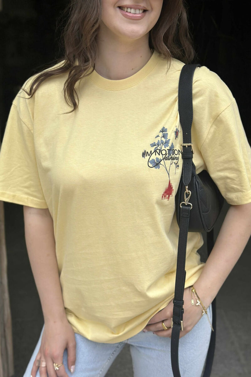 T-SHIRT ME SHKRIME ME DIZAJNIN E LULEVE PËR FEMRA NË NGJYRËN E VERDHË - 5