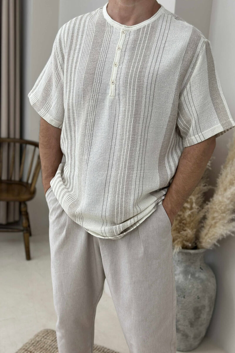 T-SHIRT ME VIJA ME DETAJIN E KOPSAVE PËR MESHKUJ NË NGJYRËN BEZHË - 2