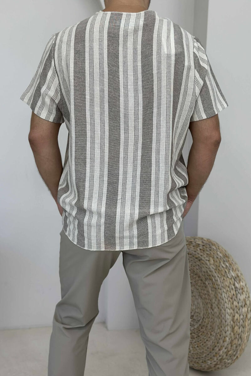 T-SHIRT ME VIJA ME LOGON E ARUSHIT PËR MESHKUJ NË NGJYRËN BEZHË E ERRËT - 3