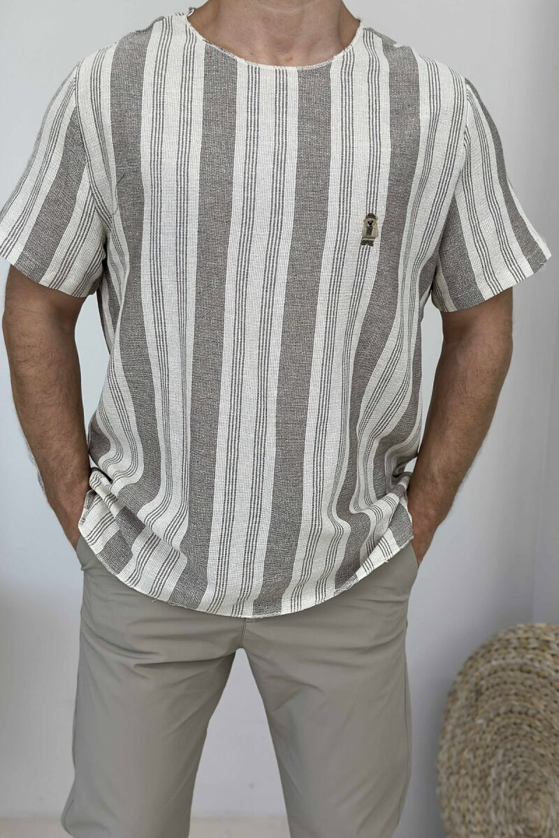 T-SHIRT ME VIJA ME LOGON E ARUSHIT PËR MESHKUJ NË NGJYRËN BEZHË E ERRËT - 4
