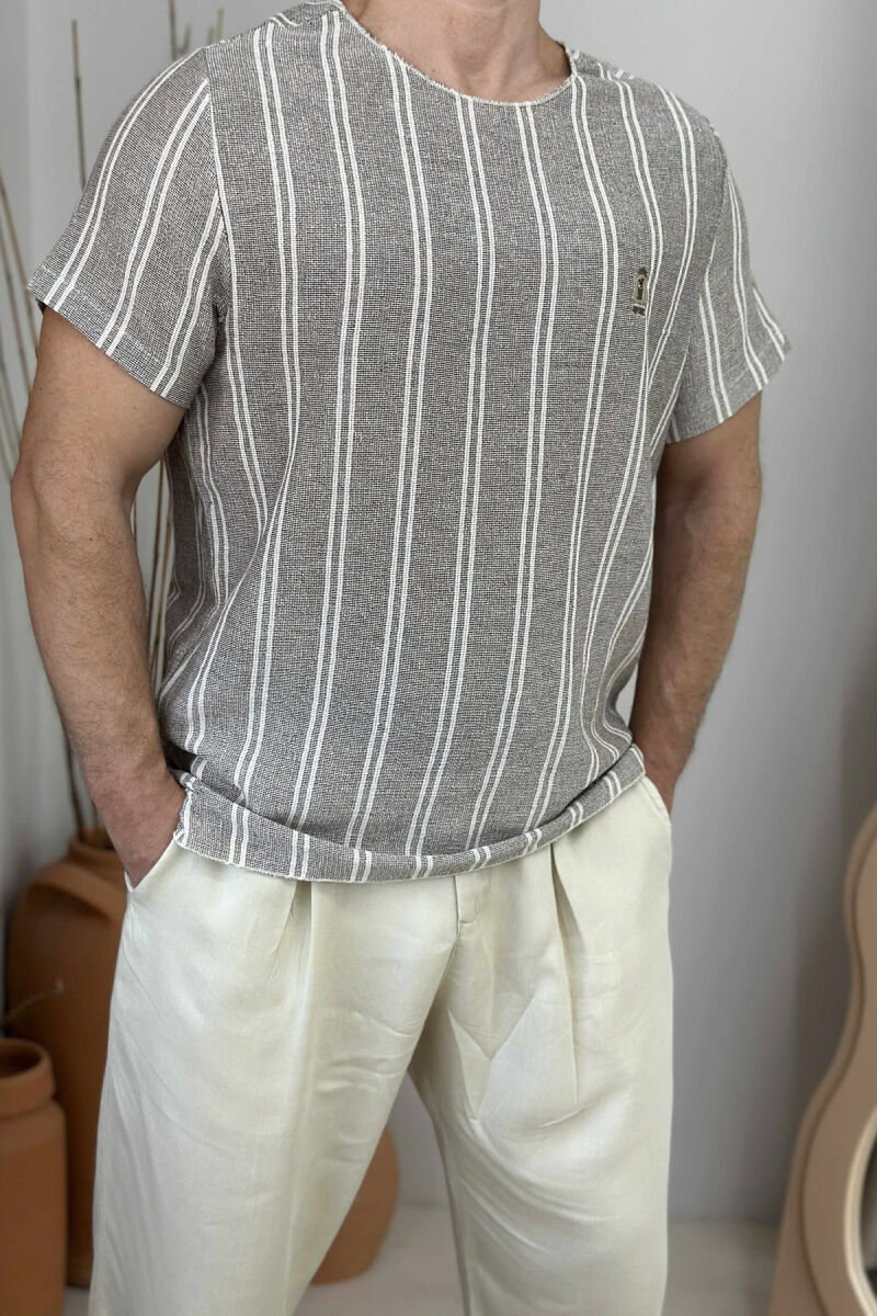 T-SHIRT ME VIJA ME LOGON E ARUSHIT PËR MESHKUJ NË NGJYRËN BEZHË E ERRËT - 2