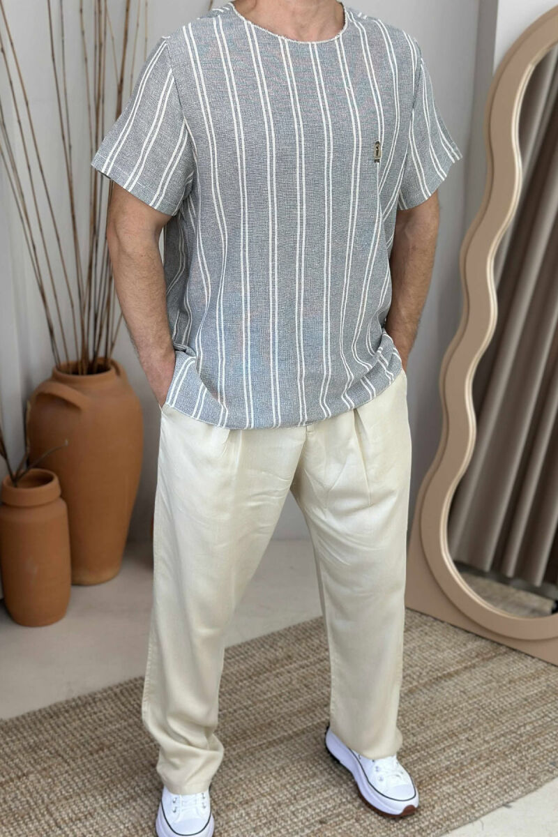 T-SHIRT ME VIJA ME LOGON E ARUSHIT PËR MESHKUJ NË NGJYRËN GRI E ZBARDHUR - 1