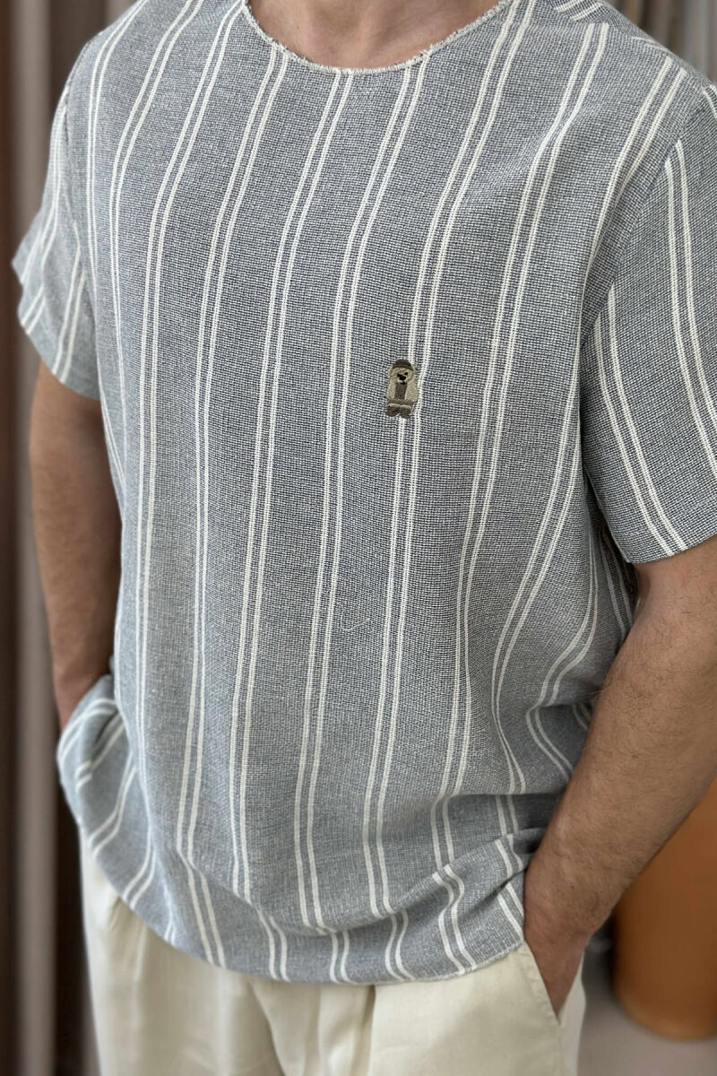 T-SHIRT ME VIJA ME LOGON E ARUSHIT PËR MESHKUJ NË NGJYRËN GRI E ZBARDHUR - 3