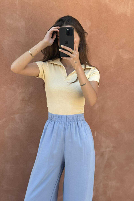 T-SHIRT NJË NGJYRËSH I THJESHTË ME JAKË POLO PËR FEMRA NË NGJYRËN E VERDHË - 1