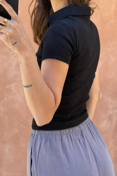 T-SHIRT NJË NGJYRËSH I THJESHTË ME JAKË POLO PËR FEMRA NË NGJYRËN E ZEZË - 2