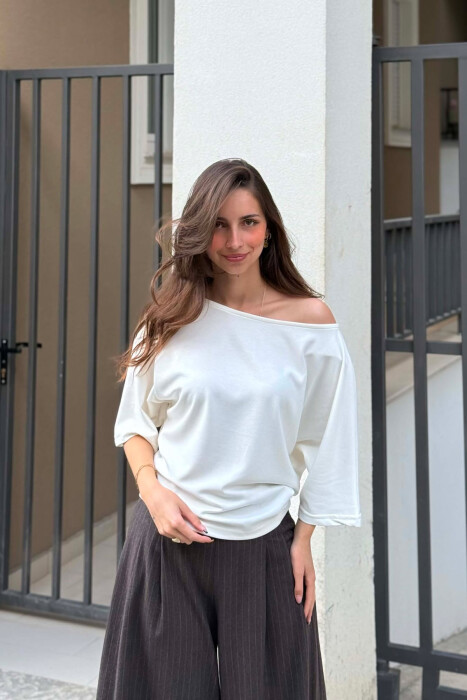 T-SHIRT NJE NGJYRESH I THJESHTE PER FEMRA NE NGJYRE TE BARDHE 