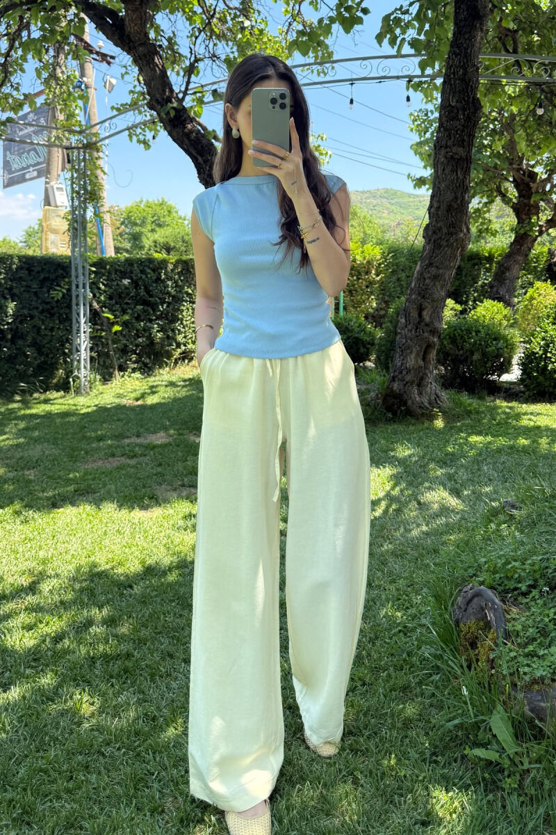 T-SHIRT NJË NGJYRËSH I THJESHTË PËR FEMRA NË NGJYRËN BABY BLUE - 5