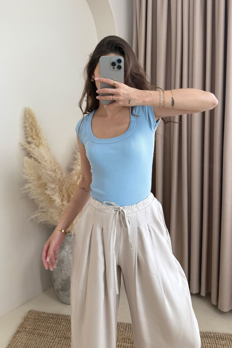 T-SHIRT NJË NGJYRËSH I THJESHTË PËR FEMRA NË NGJYRËN BABY BLUE - 4