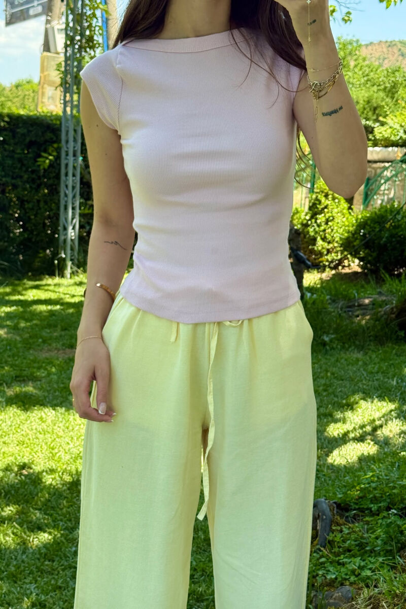 T-SHIRT NJË NGJYRËSH I THJESHTË PËR FEMRA NË NGJYRËN BABY PINK - 2
