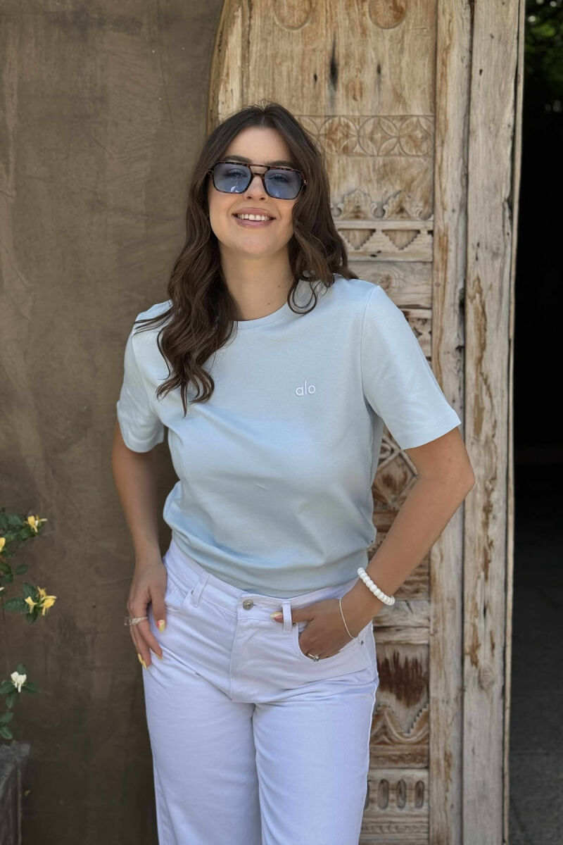 T-SHIRT NJË NGJYRËSH I THJESHTË PËR FEMRA NË NGJYRËN BLU E ZBARDHUR - 3