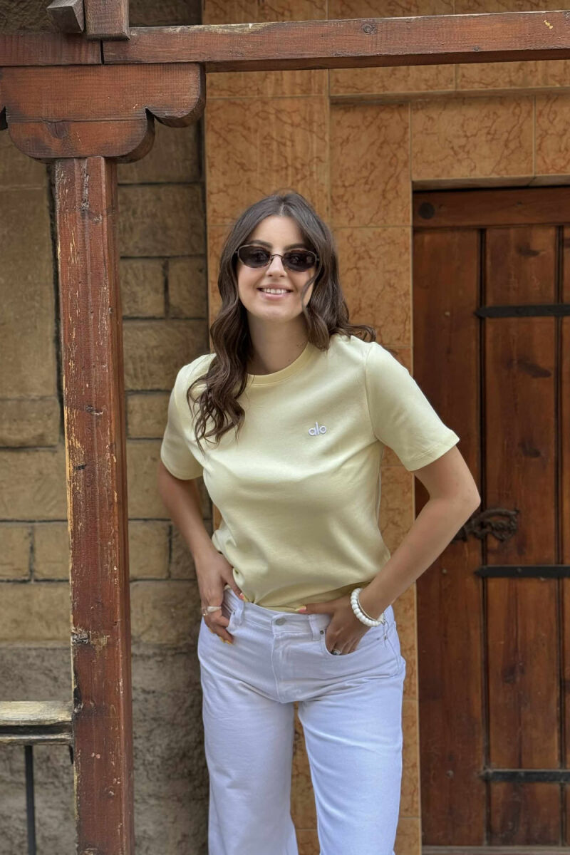 T-SHIRT NJË NGJYRËSH I THJESHTË PËR FEMRA NË NGJYRËN E VERDHË - 1