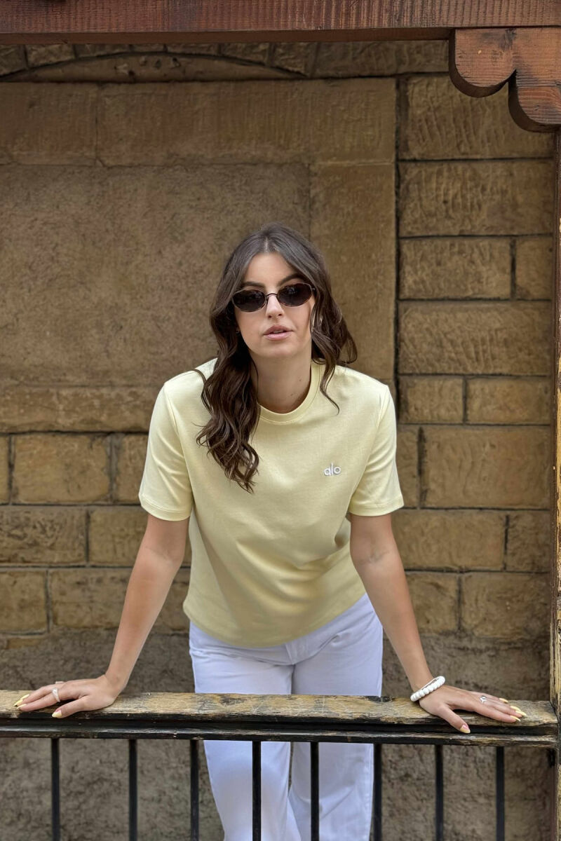 T-SHIRT NJË NGJYRËSH I THJESHTË PËR FEMRA NË NGJYRËN E VERDHË - 3