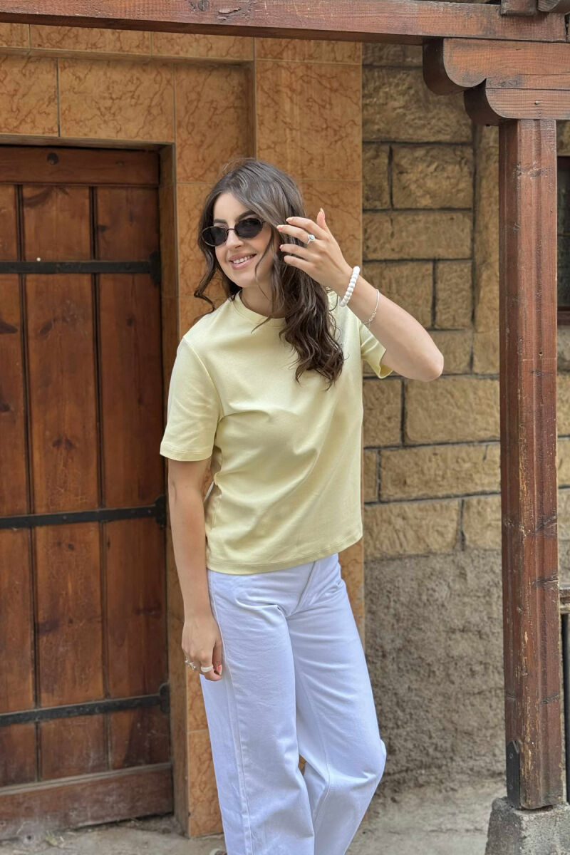T-SHIRT NJË NGJYRËSH I THJESHTË PËR FEMRA NË NGJYRËN E VERDHË - 4