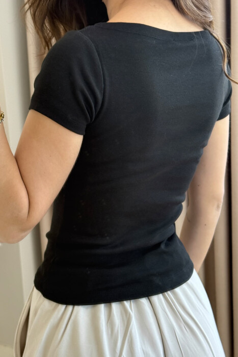 T-SHIRT NJË NGJYRËSH I THJESHTË PËR FEMRA NË NGJYRËN E ZEZË - 2