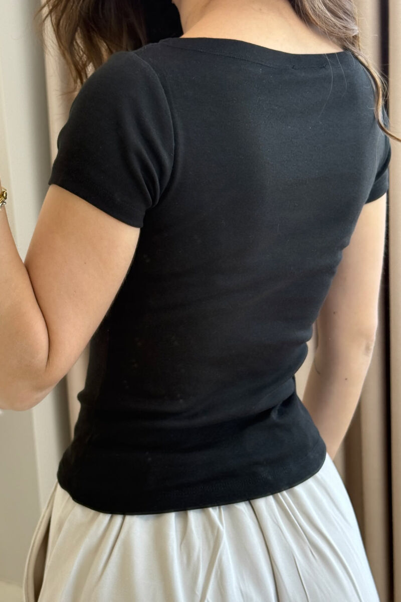 T-SHIRT NJË NGJYRËSH I THJESHTË PËR FEMRA NË NGJYRËN E ZEZË - 2