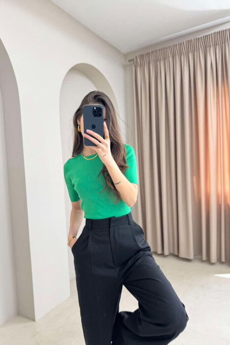 T-SHIRT NJË NGJYRËSH I THJESHTË PËR FEMRA NË NGJYRËN JESHILE - 2