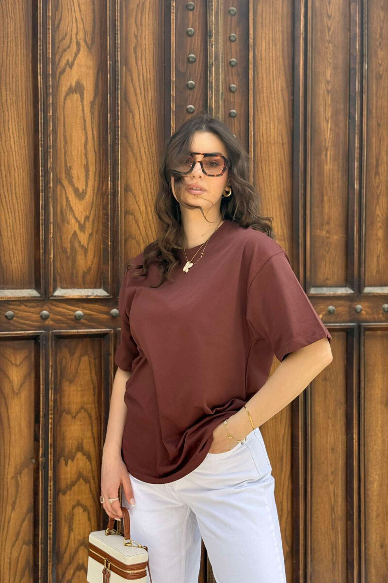 T-SHIRT NJË NGJYRËSH I THJESHTË PËR FEMRA NË NGJYRËN KAFE - 4