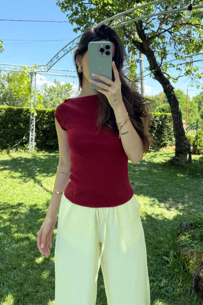T-SHIRT NJË NGJYRËSH I THJESHTË PËR FEMRA NË NGJYRËN VISHNJË - 1