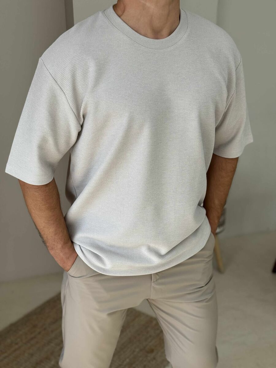 T-SHIRT NJË NGJYRËSH I THJESHTË PËR MESHKUJ NË NGJYRËN BEZHË E ZBARDHUR - 1