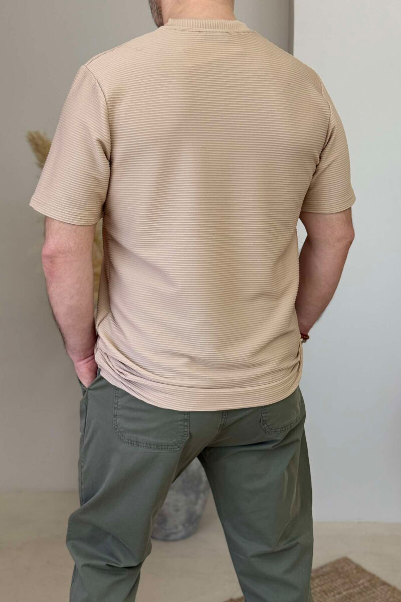 T-SHIRT NJË NGJYRËSH I THJESHTË PËR MESHKUJ NË NGJYRËN BEZHË - 2