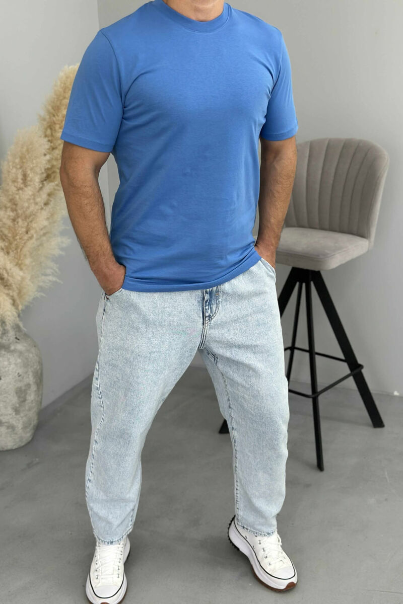 T-SHIRT NJË NGJYRËSH I THJESHTË PËR MESHKUJ NË NGJYRËN BLU E ZBARDHUR - 2