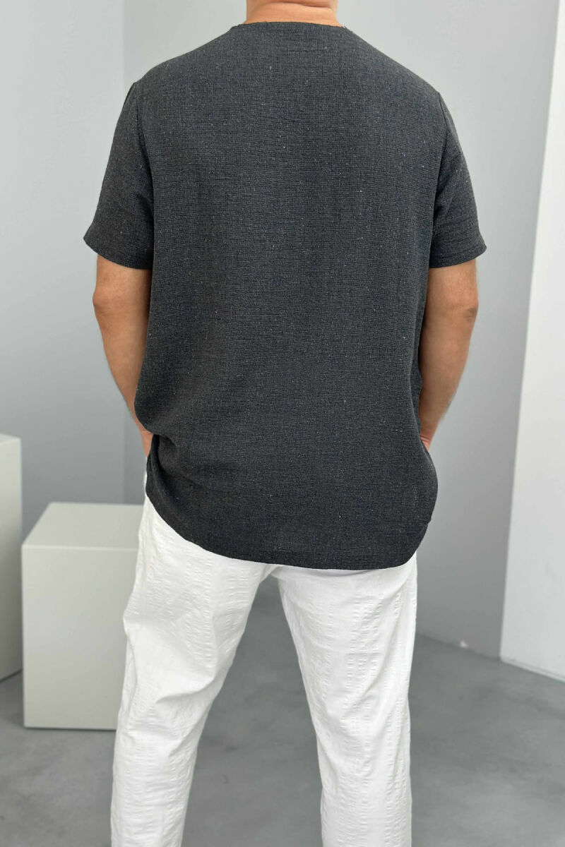 T-SHIRT NJË NGJYRËSH I THJESHTË PËR MESHKUJ NË NGJYRËN GRI E ERRËT - 3