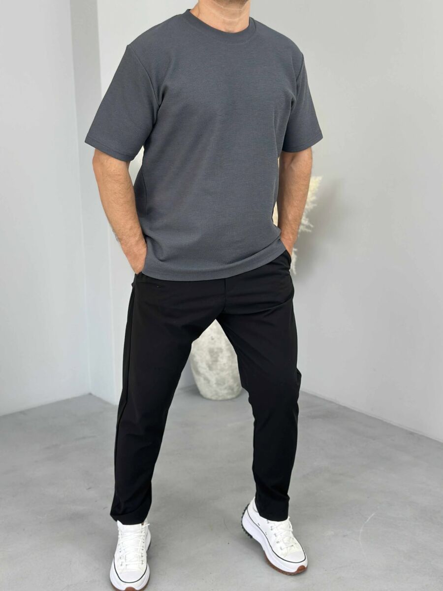 T-SHIRT NJË NGJYRËSH I THJESHTË PËR MESHKUJ NË NGJYRËN GRI E ERRËT - 2