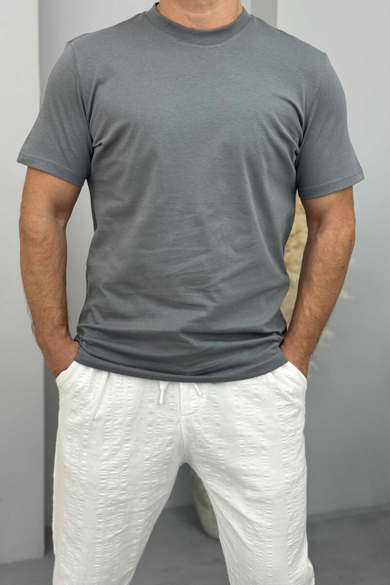 T-SHIRT NJË NGJYRËSH I THJESHTË PËR MESHKUJ NË NGJYRËN GRI E ERRËT - 2