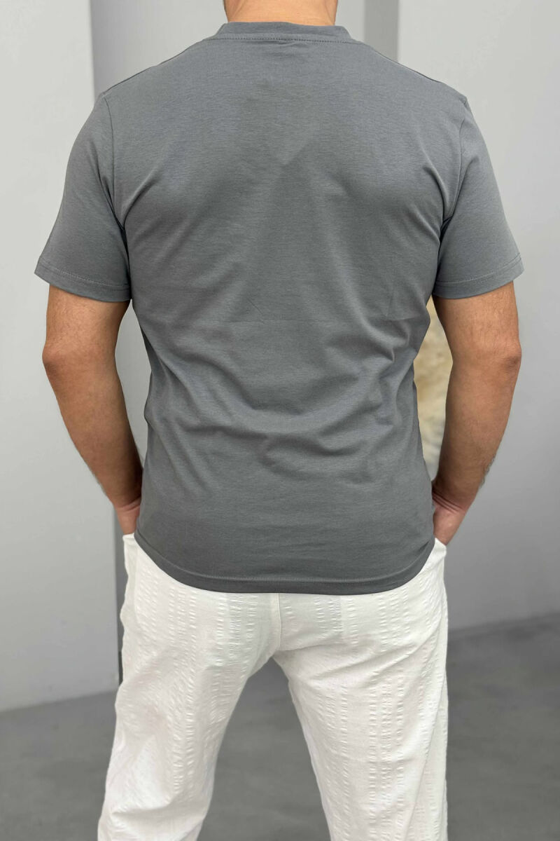 T-SHIRT NJË NGJYRËSH I THJESHTË PËR MESHKUJ NË NGJYRËN GRI E ERRËT - 3