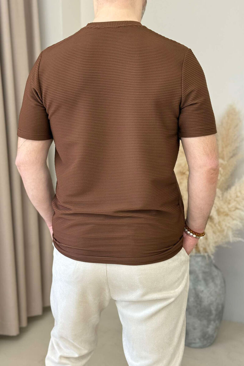 T-SHIRT NJË NGJYRËSH I THJESHTË PËR MESHKUJ NË NGJYRËN KAFE - 2