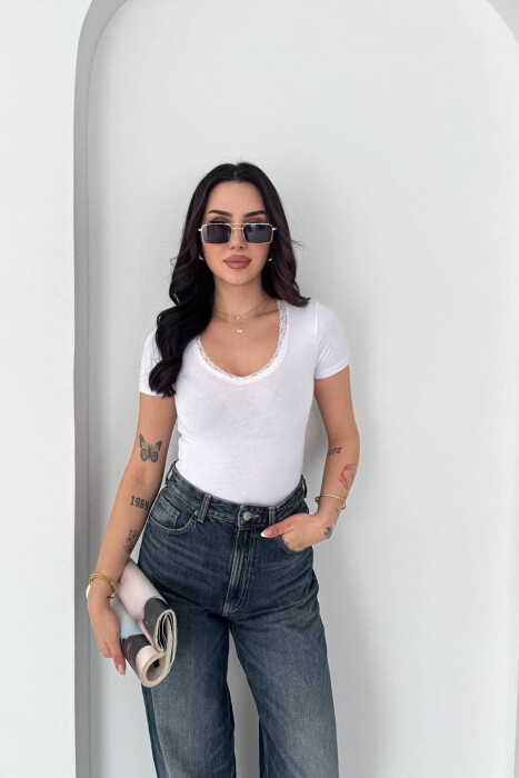 T-SHIRT NJE NGJYRESH ME DETAJ DANTELLE PER FEMRA NE NGJYRE TE BARDHE - 2