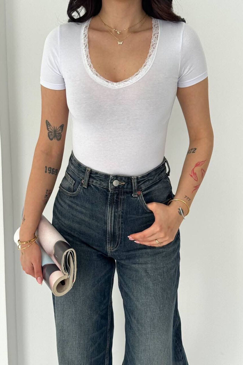 T-SHIRT NJE NGJYRESH ME DETAJ DANTELLE PER FEMRA NE NGJYRE TE BARDHE - 3