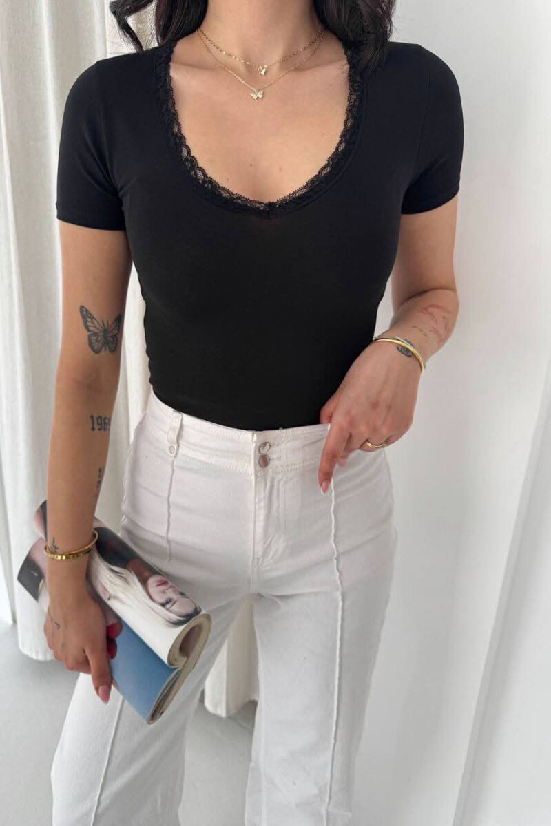 T-SHIRT NJE NGJYRESH ME DETAJ DANTELLE PER FEMRA NE NGJYRE TE ZEZE - 4