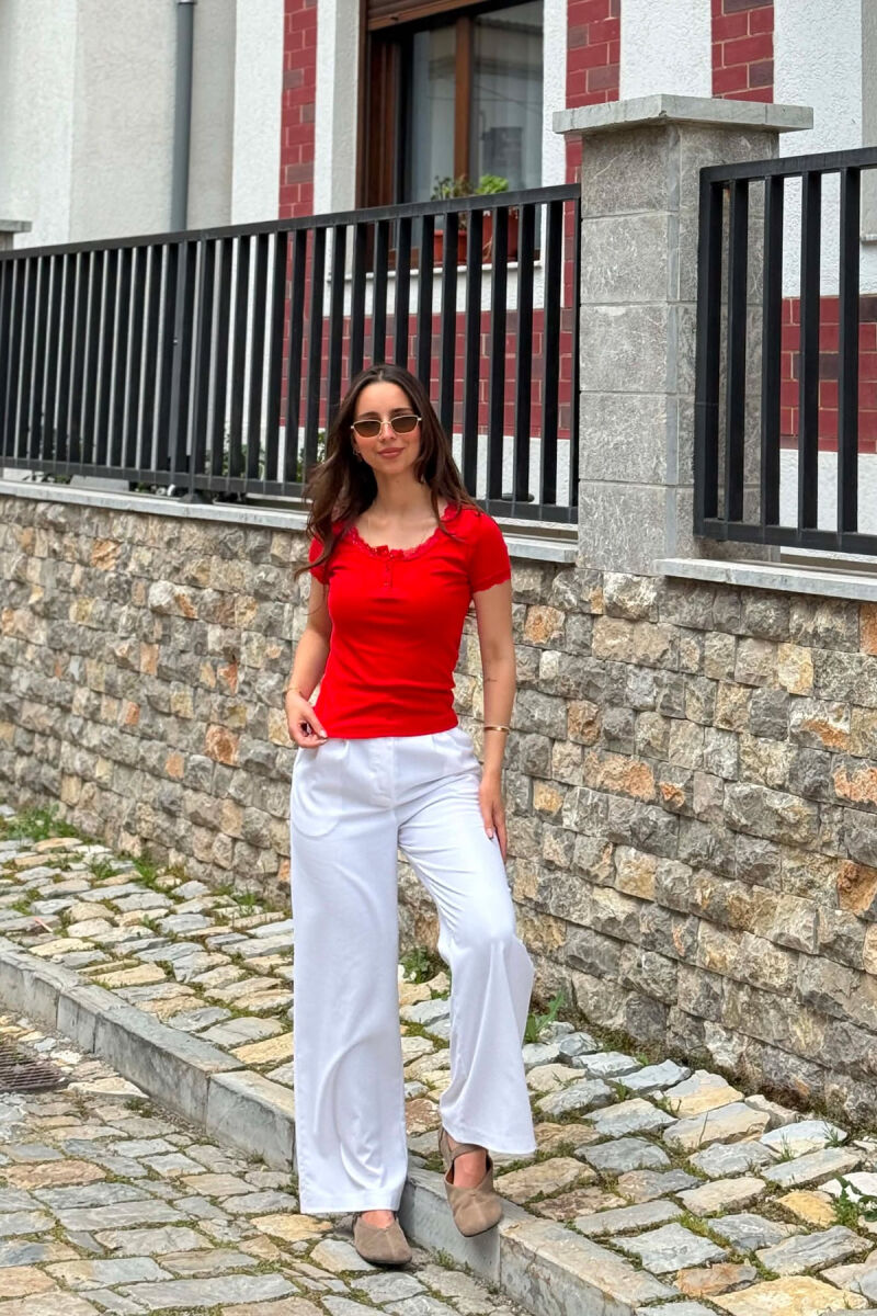 T-SHIRT NJE NGJYRESH ME DETAJIN E DANTELLES PER FEMRA NE NGJYRE TE KUQE - 4